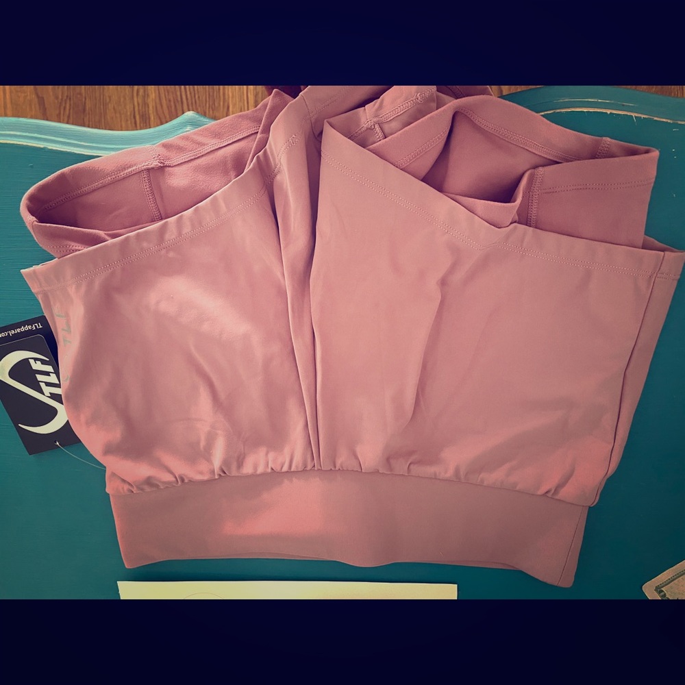 2 in 1 running shorts with side phone pocket.
